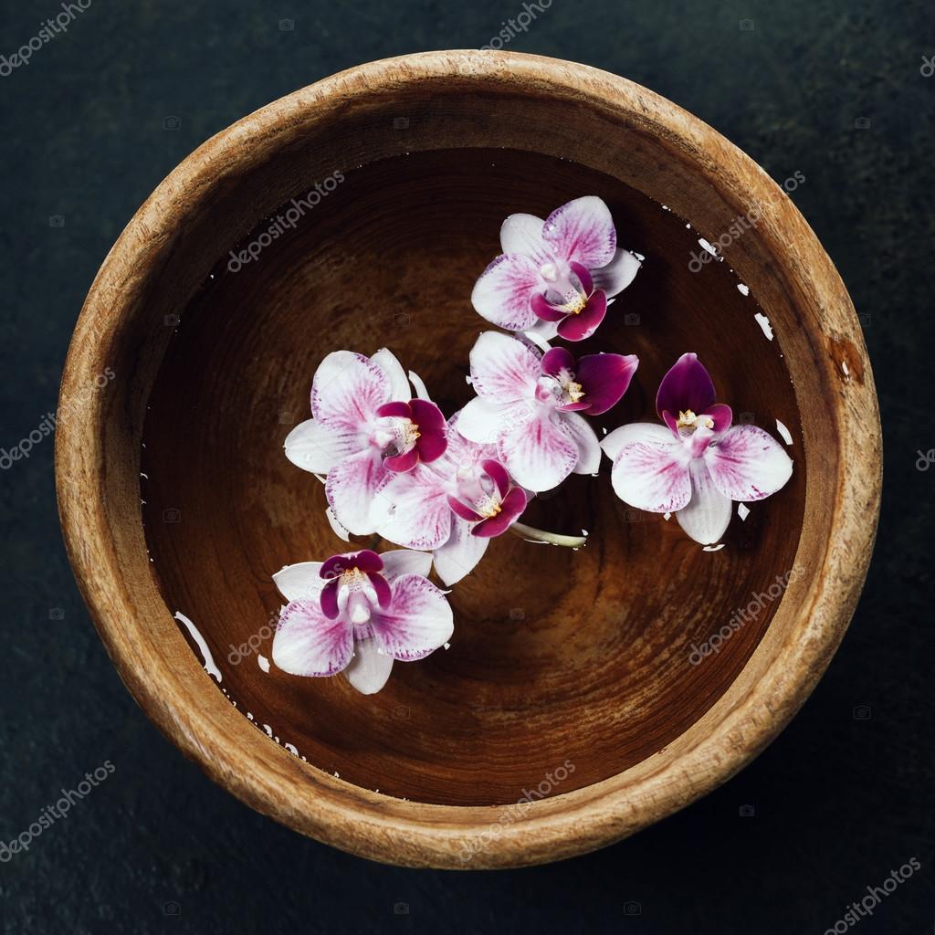 水疗中心背景与浮花 图库照片 C Klenova