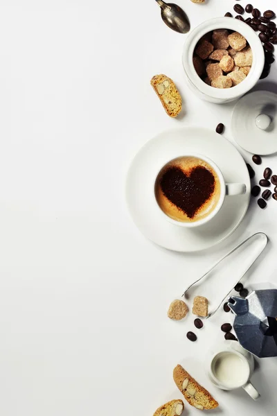 Xícara de café com coração em espuma — Fotografia de Stock