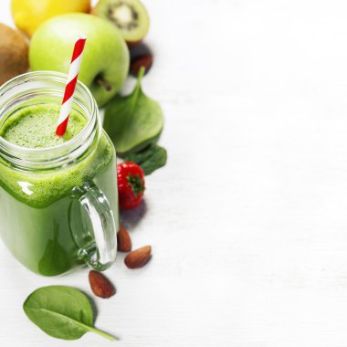 Sağlıklı yeşil smoothie ve malzemeler