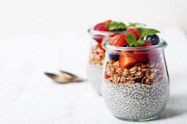 Chia tohum vanilyalı puding ve çilek