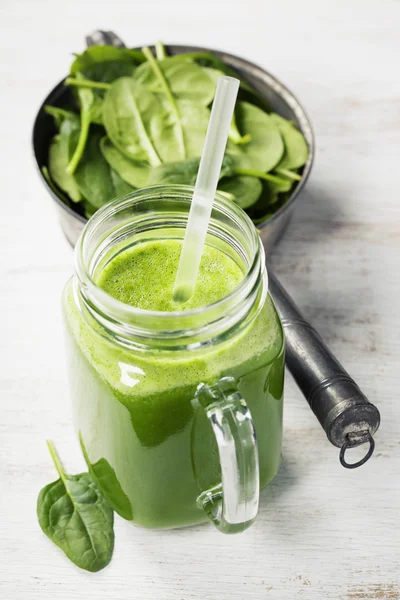 Gezonde groene smoothie met stro in een jar-mok — Stockfoto