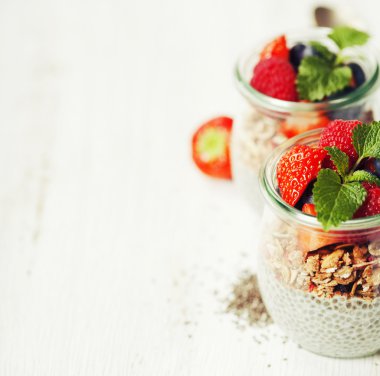 Chia tohum vanilyalı puding ve ahşap rustik backgr çilek