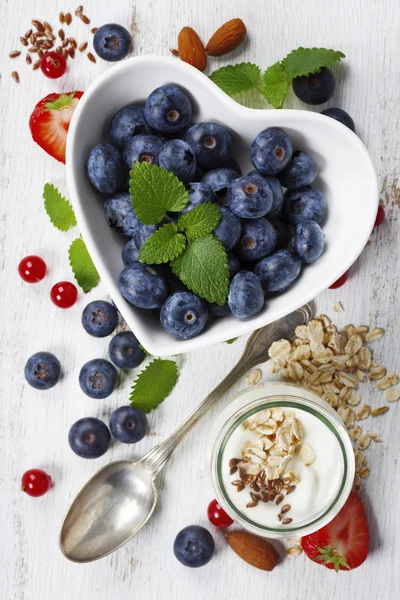 Healthy breakfast of muesli, berries with yogurt and seeds — Stock Photo, Image