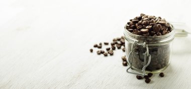 büyük cam sürahi kahve çekirdekleri ile tam