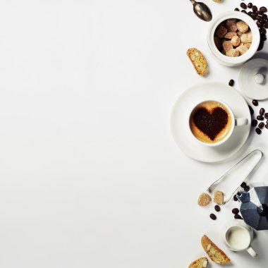 Kahve kalp üzerinde köpük ile