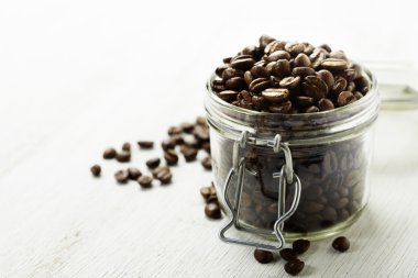 büyük cam sürahi kahve çekirdekleri ile tam