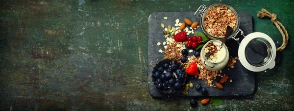 Gezond ontbijt van muesli, bessen met yoghurt en zaden — Stockfoto