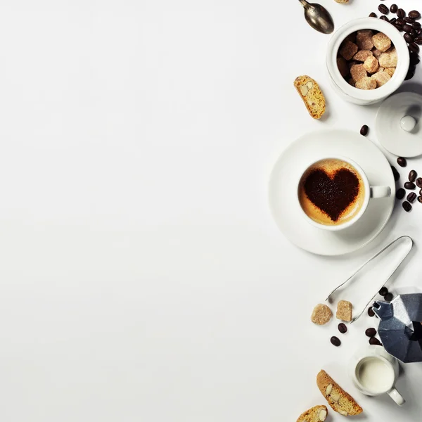 Taza de café con corazón sobre espuma — Foto de Stock