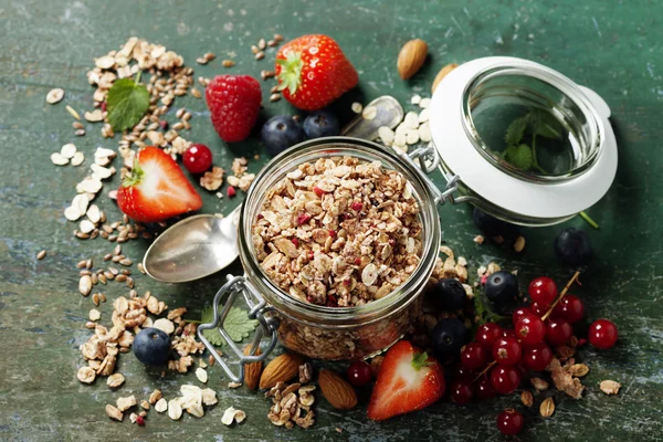Café da manhã saudável de muesli, bagas com iogurte e sementes — Fotografia de Stock