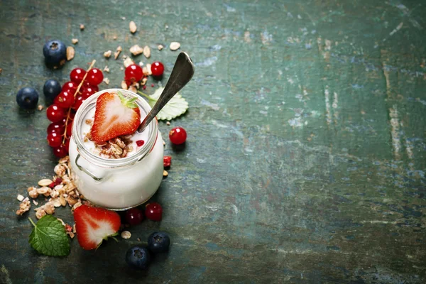 Café da manhã saudável de muesli, bagas com iogurte e sementes — Fotografia de Stock