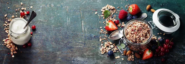 Healthy breakfast of muesli, berries with yogurt and seeds — Stock Photo, Image