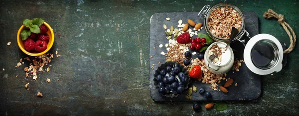 Petit déjeuner sain de muesli, baies au yaourt et graines — Photo