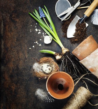 Karanlık antika arka plan üzerinde Bahçe aletleri