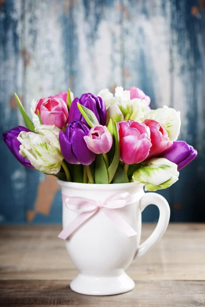 Hermoso ramo de tulipanes en mesa de madera —  Fotos de Stock