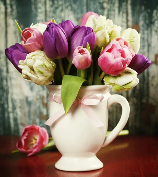 Schöner Tulpenstrauß auf Holztisch — Stockfoto