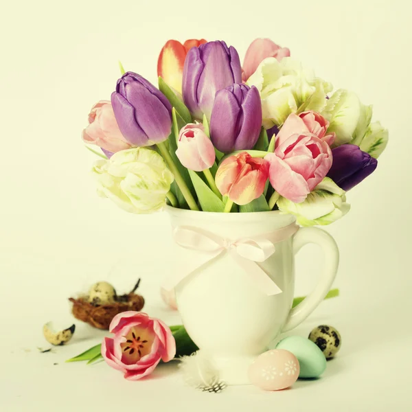 Schöner Tulpenstrauß und Ostereier — Stockfoto