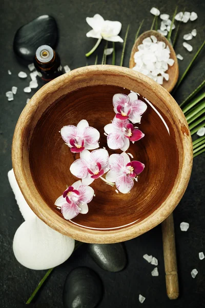 Spa background with floating flowers — Stock Photo, Image