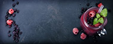 Berry yüzlü rustik arka plan üzerinde