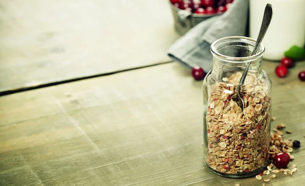 Perto de jarra com granola ou muesli na mesa — Fotografia de Stock