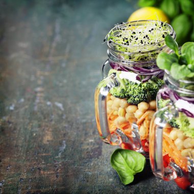 Sağlıklı ev yapımı Mason kavanoza salata