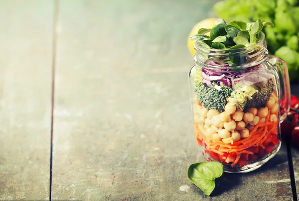 Здорові домашні Мейсон Jar салат — стокове фото