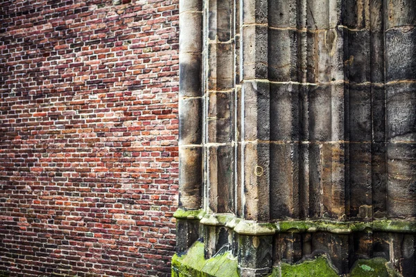 Antike Steinsäule der alten Kirchenmauer als Textur in Nahaufnahme. Foto Hintergrund. — Stockfoto