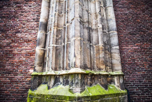 Zabytkowe kamienne kolumny stare ściany Kościoła jako szczegół tekstura. Tło obrazkowe. — Zdjęcie stockowe