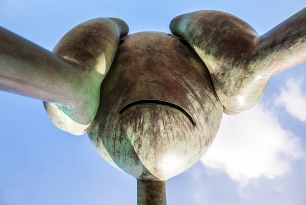 Den Haag, Niederlande - 8. März 2016: Skulpturengarten in scheveningen mit dem Namen "sprookjesbeel den aan zee" (märchenhafte Skulpturen am Meer). 23 karikaturartige Skulpturen des amerikanischen Bildhauers Tom Otterness. — Stockfoto