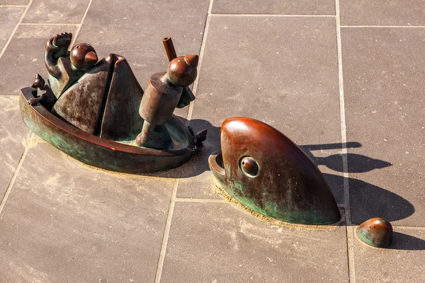 HAGUE, PAÍSES BAIXOS - MARÇO 8, 2016: Jardim de esculturas em Scheveningen chamado "SprookjesBeel den aan Zee" (Esculturas de contos de fadas por mar). 23 desenhos animados como esculturas do escultor americano Tom Otterness . — Fotografia de Stock