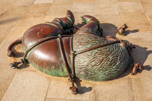 Haag, Nederländerna - den 8 mars, 2016: Sculpture garden i Scheveningen kallas "Sprookjesbeel den aan Zee" (saga skulpturer av havet). 23 tecknad serie som skulpturer av amerikansk skulptör Tom Otterness. — Stockfoto