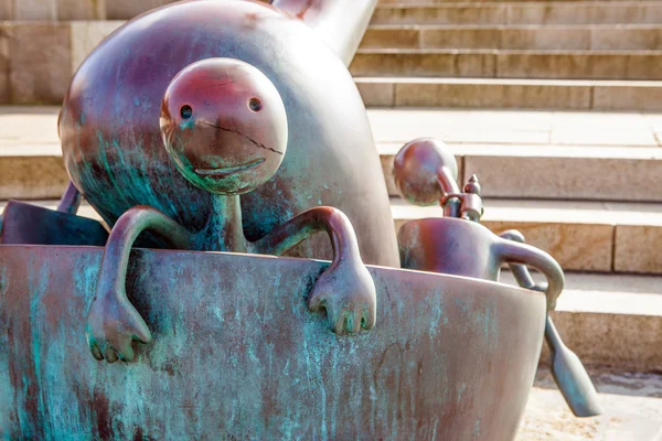 LA HAYE, PAYS-BAS - 8 MARS 2016 : Jardin de sculptures à Scheveningen appelé "SprookjesBeel den aan Zee" (Sculptures de conte de fées par la mer). 23 dessins animés comme des sculptures du sculpteur américain Tom Otterness . — Photo