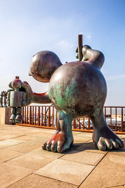 HAGUE, PAESI BASSI - 8 MARZO 2016: Giardino delle sculture a Scheveningen chiamato "SprookjesBeel den aan Zee" (Sculture fiabesche via mare). 23 cartoni animati come sculture dello scultore americano Tom Otterness . — Foto Stock