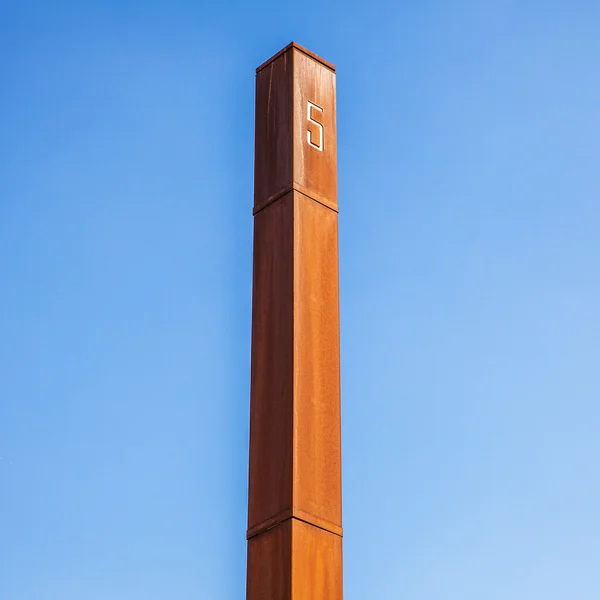 Tubo de fábrica oxidado con número de dibujo "5" contra el cielo azul perfecto . —  Fotos de Stock