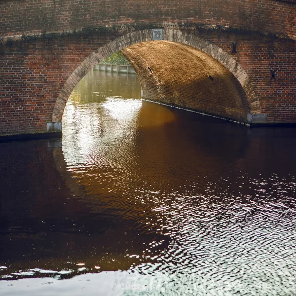 Oude stenen brug door rivier in Den Haag. — Stockfoto