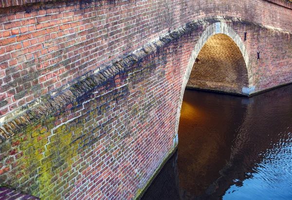 Ancien pont en pierre traversant la rivière à La Haye . — Photo