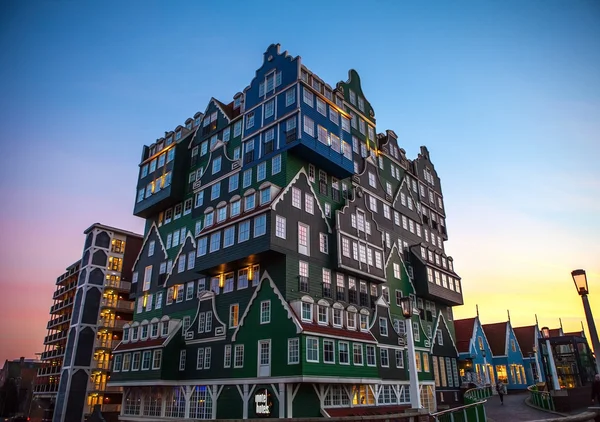 Zaandam, Nederländerna - 18 mars 2016: Inntel hotel på twilight time. Öppnade 2009 lockar design gäster genom att införliva traditionell arkitektur Zaan region den 18 mars i Zaandam, Nederländerna. — Stockfoto