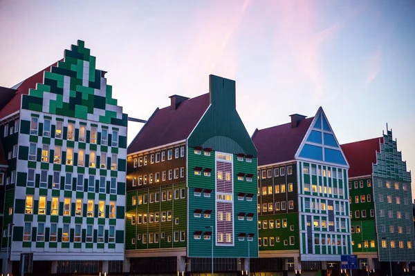 ZAANDAM, PAÍSES BAJOS - 18 DE MARZO DE 2016: Hotel Inntel al atardecer. Inaugurado en 2009, el diseño atrae a los huéspedes incorporando la arquitectura tradicional de la región de Zaan el 18 de marzo en Zaandam, Holanda. . — Foto de Stock