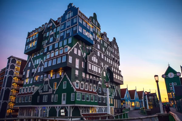 Zaandam, Nederländerna - 18 mars 2016: Inntel hotel på twilight time. Öppnade 2009 lockar design gäster genom att införliva traditionell arkitektur Zaan region den 18 mars i Zaandam, Nederländerna. — Stockfoto