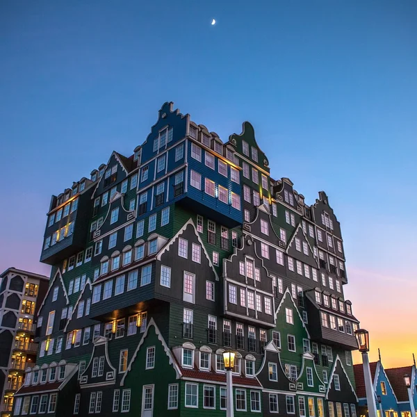 Zaandam, Nederländerna - 18 mars 2016: Inntel hotel på twilight time. Öppnade 2009 lockar design gäster genom att införliva traditionell arkitektur Zaan region den 18 mars i Zaandam, Nederländerna. — Stockfoto