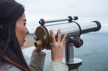Lahey pier üzerine teleskopu yakınındaki muhteşem tüyleri olan güzel kadın.