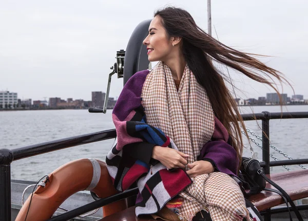 美しい長毛を持つ魅力的な若い女性に浮かぶ船で. — ストック写真