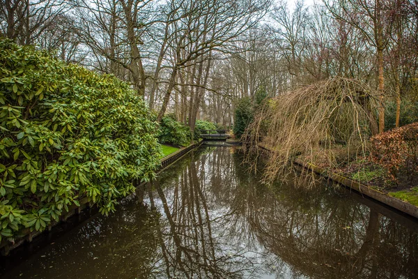 Keukenhof kwiat park w Holandii. Elementy konstrukcji parku. — Zdjęcie stockowe