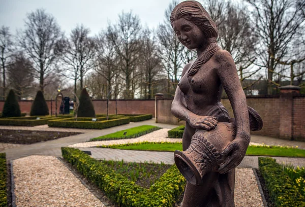 KEUKENHOF GARDEN, NETHERLANDS - MARCH 24: Statue in park. Keukenhof is the world's largest flower garden. Keukenhof Garden, Lisse, Netherlands - March 24, 2016. — Stock Photo, Image