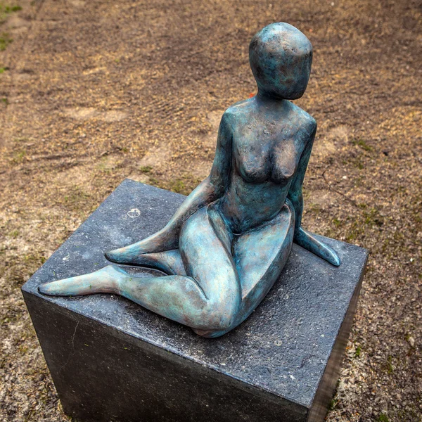 Keukenhof garden, Niederlande - 24. März: Statue im Park. Der keukenhof ist der größte Blumengarten der Welt. keukenhof garden, lisse, Niederlande - 24. März 2016. — Stockfoto