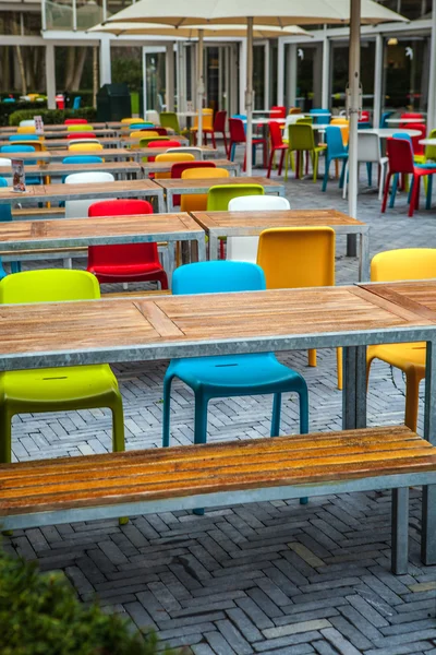 Cadeiras multicoloridas no café . — Fotografia de Stock
