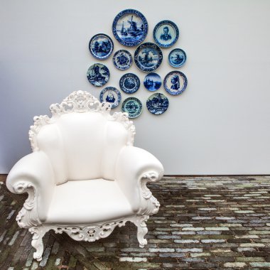 Hollandalı porselen tabak çimento duvarda arka plan olarak yerleştirilir..