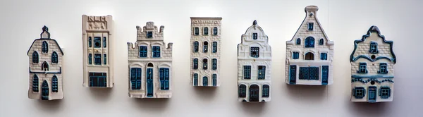 Porcelaine traditionnelle pavillons hollandais sur le mur . — Photo