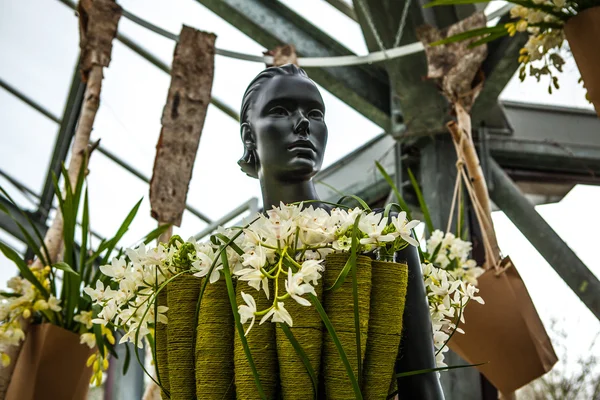 KEUKENHOF GARDEN, PAÍSES BAJOS - 24 DE MARZO: Invernadero de flores, elementos de decoración florística de cerca. Keukenhof es el jardín de flores más grande del mundo. Keukenhof Garden, Lisse, Países Bajos - 24 de marzo de 2016 . —  Fotos de Stock