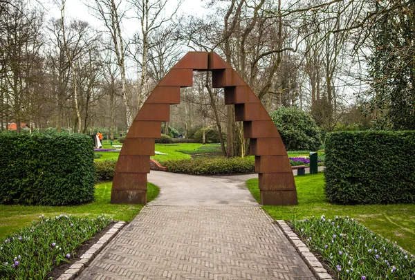 Het bloemenpark van de Keukenhof in Nederland. Elementen van park ontwerp. — Stockfoto