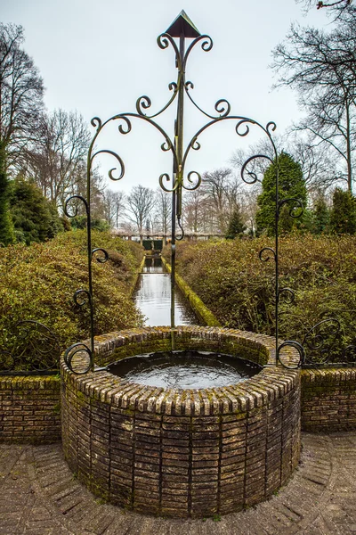 Keukenhof parque de flores en Holanda. Elementos del diseño del parque . — Foto de Stock